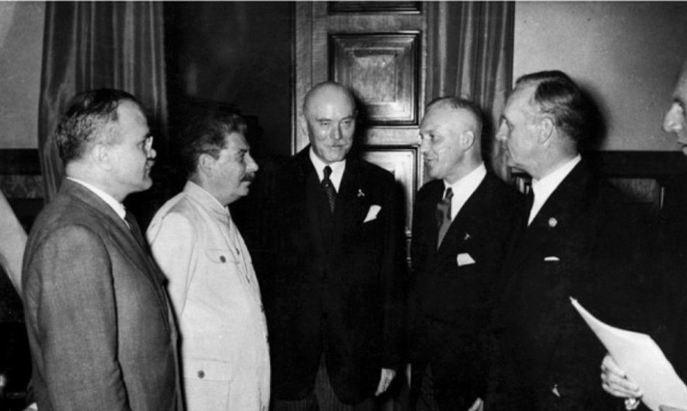 J.Stalinas ir V.Molotovas (kairėje) Kremliuje bendrauja su J. Ribbentropu (dešinėje) ir Vokietijos ambasadoriumi F. Schulenburgu (viduryje) 1939 m. rugpjūčio 23 d. prieš pasirašydami Nepuolimo paktą tarp Vokietijos Reicho ir SSRS.