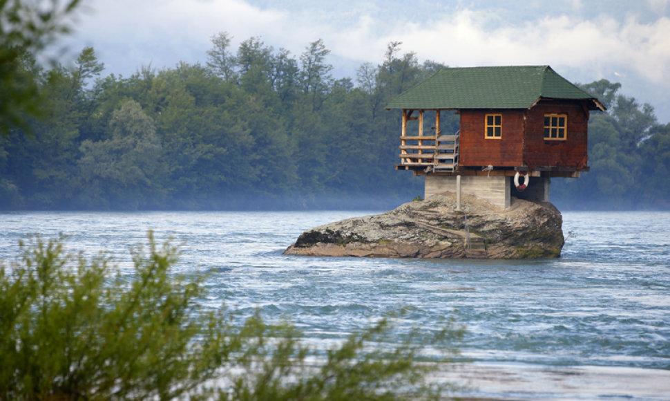 Vienišas namelis ant uolos  Serbijos upėje Drinoje
