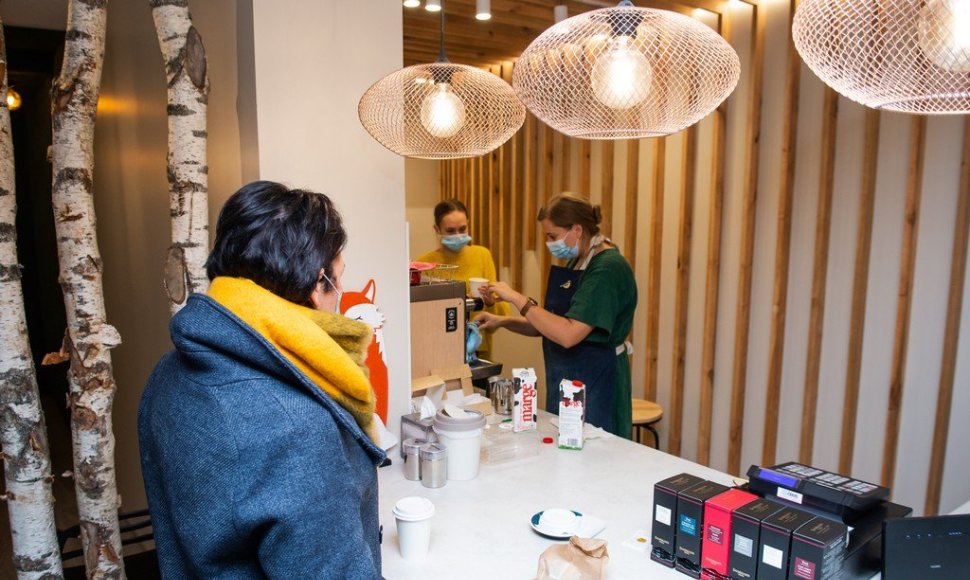 Jauna pora įgyvendino savo svajonę: Velžyje atidarė kavinę „Lapė medyje“