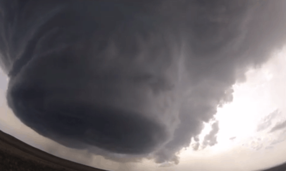Audrų medžiotijai nufilmavo milžinišką audros debesį - superakį