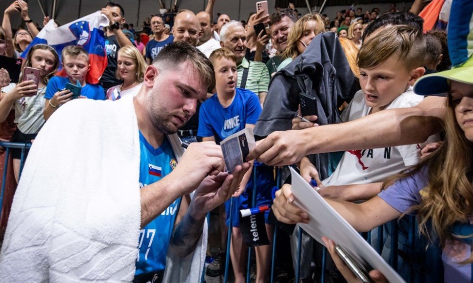 Luka Dončičius dalina autografus po rungtynių