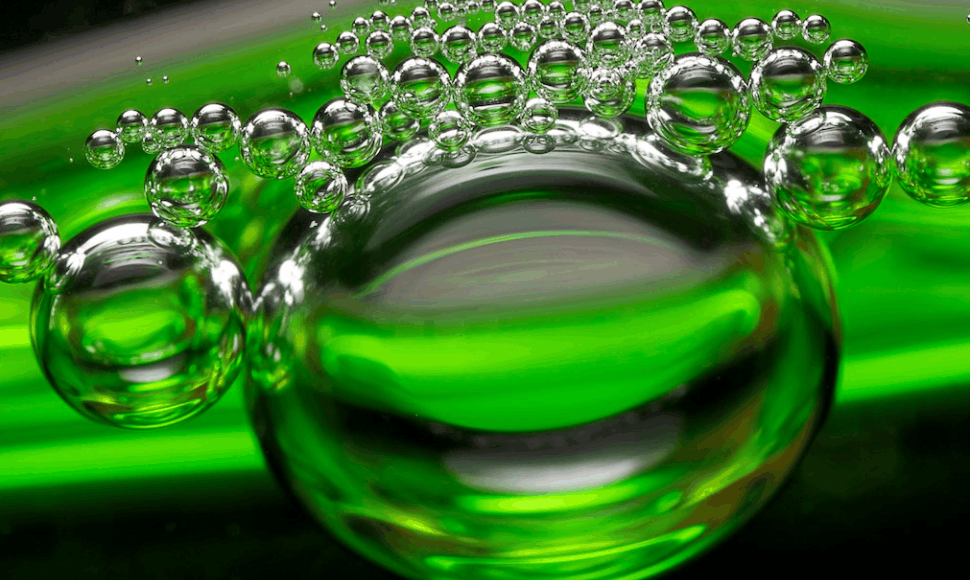 Burbuliukai stiklinėje neša žalą