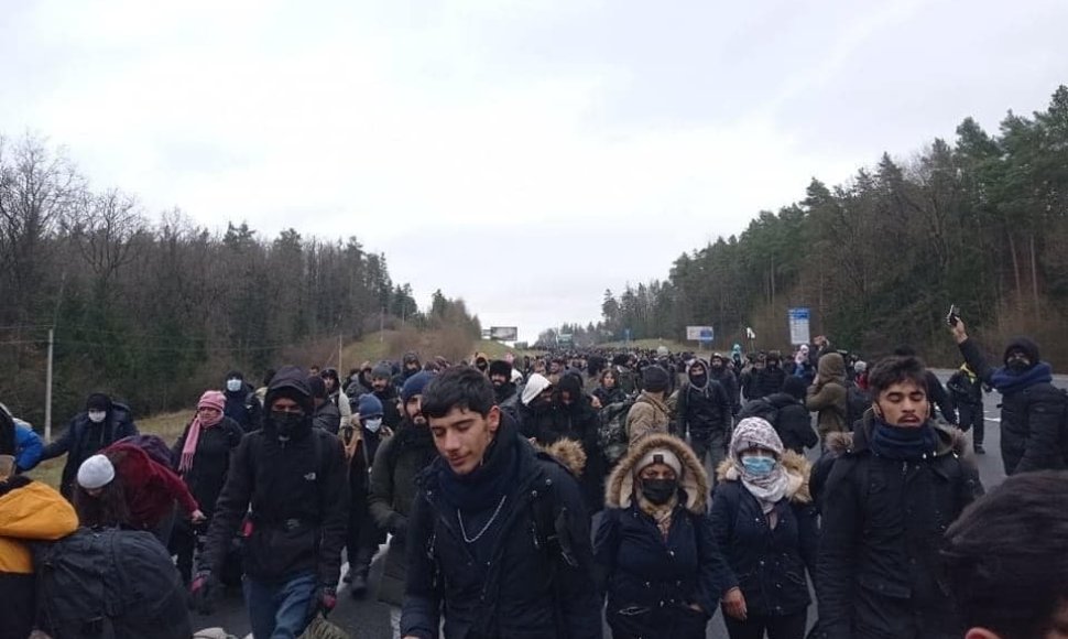 Migrantų kolona Baltarusijoje eina prie sienos su Lenkija