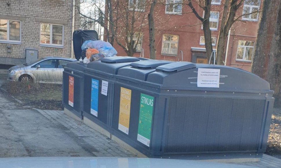 Atliekų konteineriai Kauno V.Kudirkos gatvėje