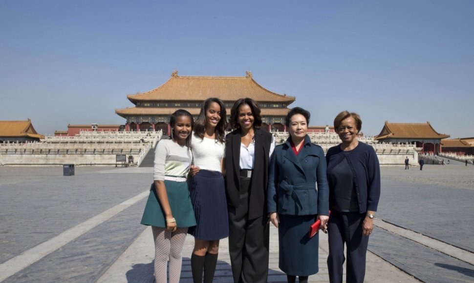Michelle Obama su dukromis Sasha ir Malia, mama Marian ir pirmoji Kinijos ponia Peng Liyuan Uždraustajame mieste