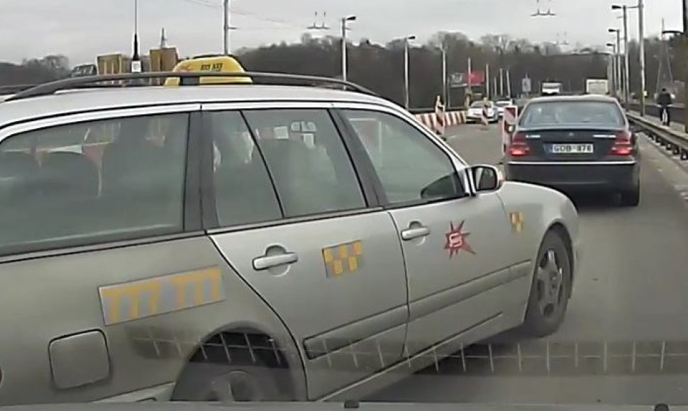 Taksistas ant Varnių tilto
