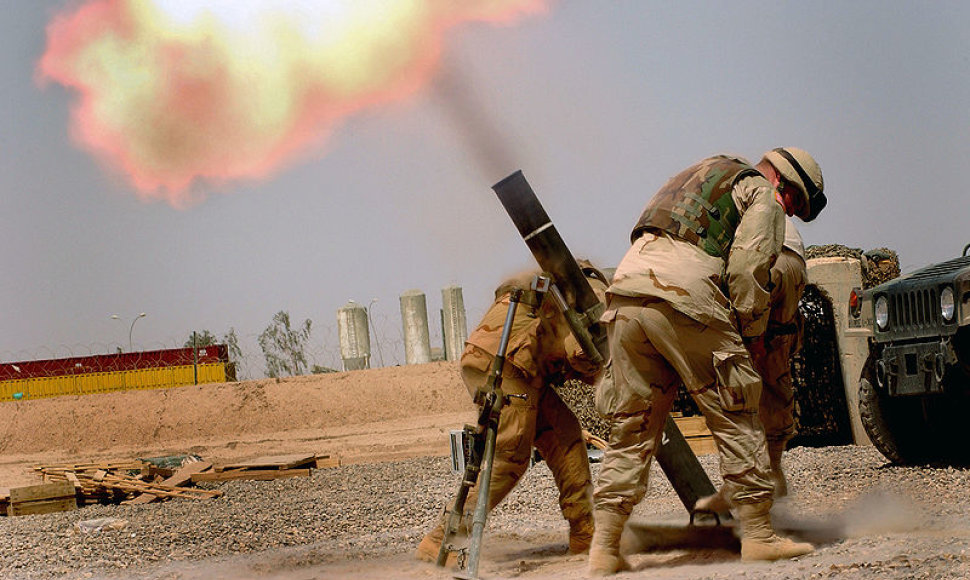 JAV kariai šaudo 120 mm minosvaidžiu
