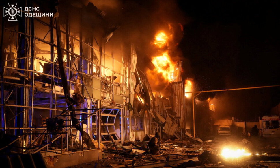 Gaisras po Rusijos smūgio Odesoje / STATE EMERGENCY SERVICE OF UKRAI / via REUTERS
