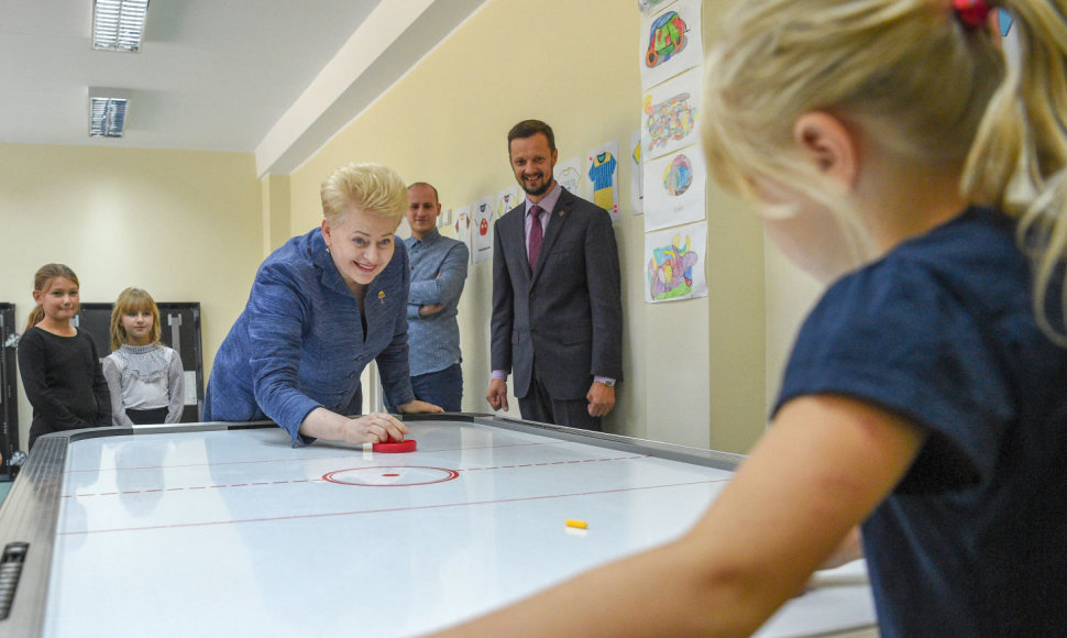 Prezidentė lankėsi vaikų dienos centre ir dalyvauja akcijos „Padovanok vaikui vasarą“ uždarymo šventėje