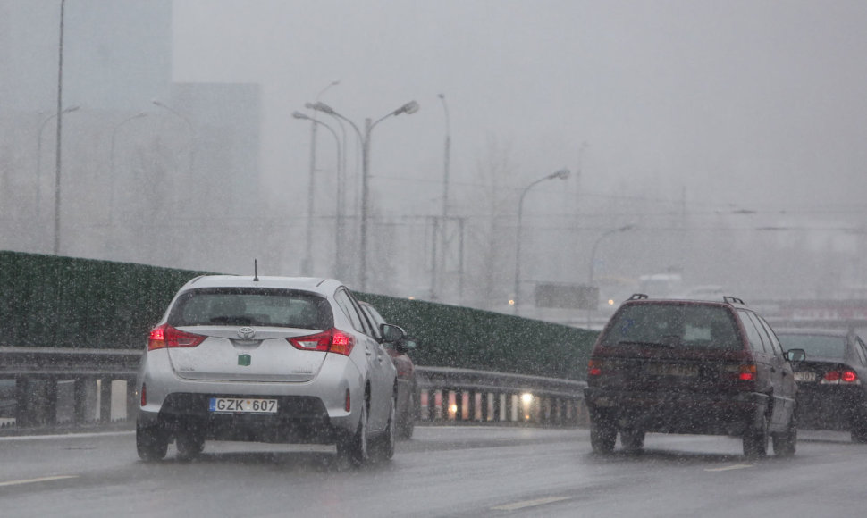 Trečiadienį Vilniuje gausiai sninga