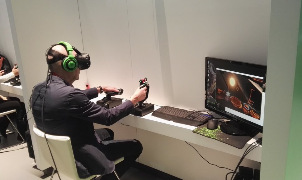Virtualios realybės įrenginiai parodoje MWC 2016