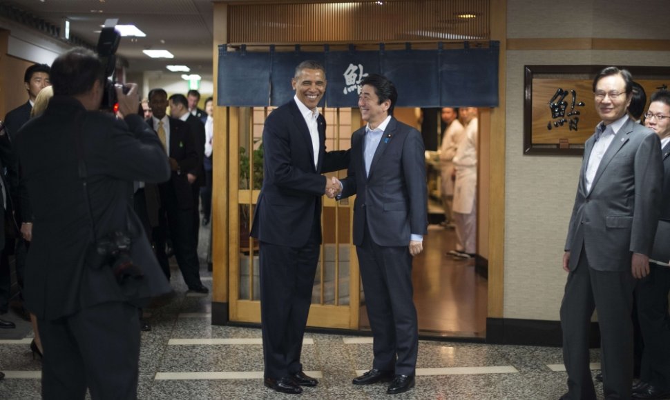 JAV prezidentas Barackas Obama sveikinasi su Japonijos premjeru Shinzo Abe