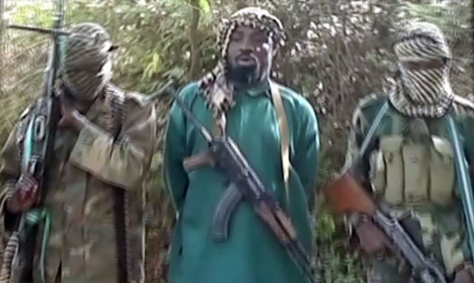 „Boko Haram“ grupuotės lyderis Abubakaras Shekau (centre) su savo smogikais
