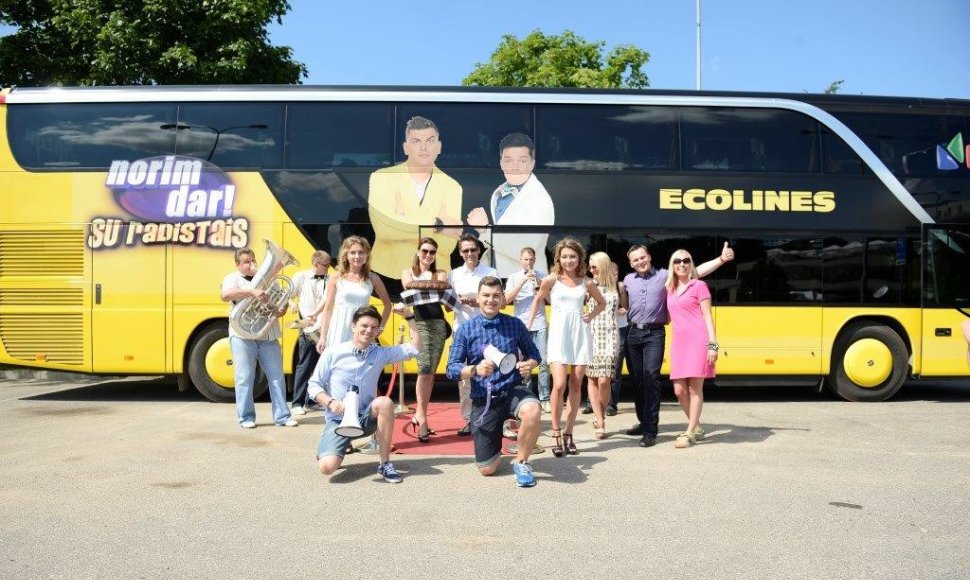 Naują autobusą pirmieji išbandė pramogų pasaulio atstovai