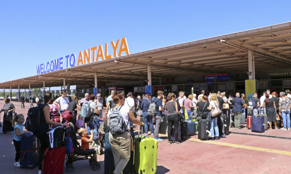 Turistai Antalijos oro uoste 
