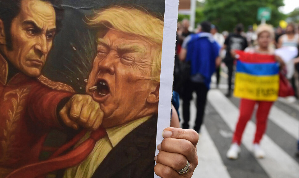 Protestuotojai laiko plakatą, kaip Simonas Bolivaras tariamai smogia Donaldui Trumpui