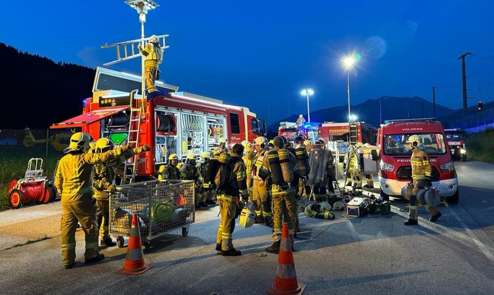 Gaisrininkų brigada netoli tunelio, kuriame užsidegė traukinys