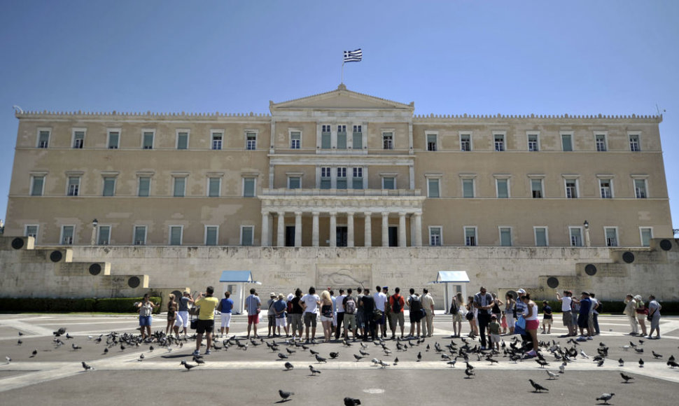 Graikijos parlamentas gali nukirpti ploną šalies virkštelę su euru.