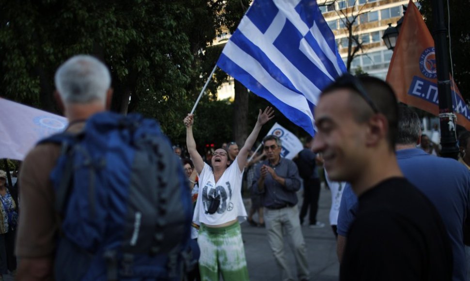 Graikai džiaugsmingai pasitinka referendumo rezultatus