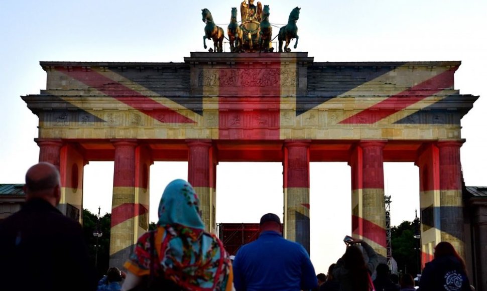 Berlyno Brandenburgo vartai nušvito Didžiosios Britanijos vėliavos spalvomis