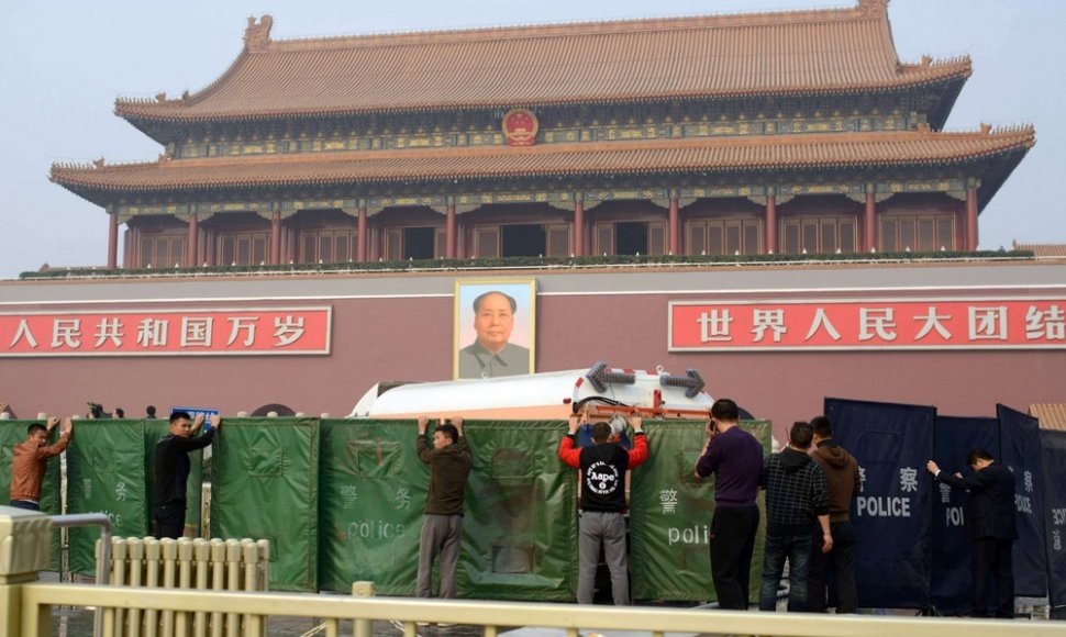 Tiananmenio aikštėje policininkai užtvėrė įvykio vietą.