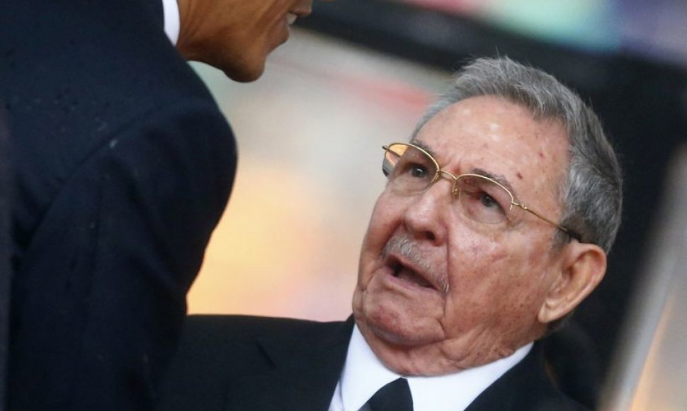 Barackas Obama per Nelsono Mandelos pagerbimą paspaudė ranką Kubos lyderiui Rauliui Castro