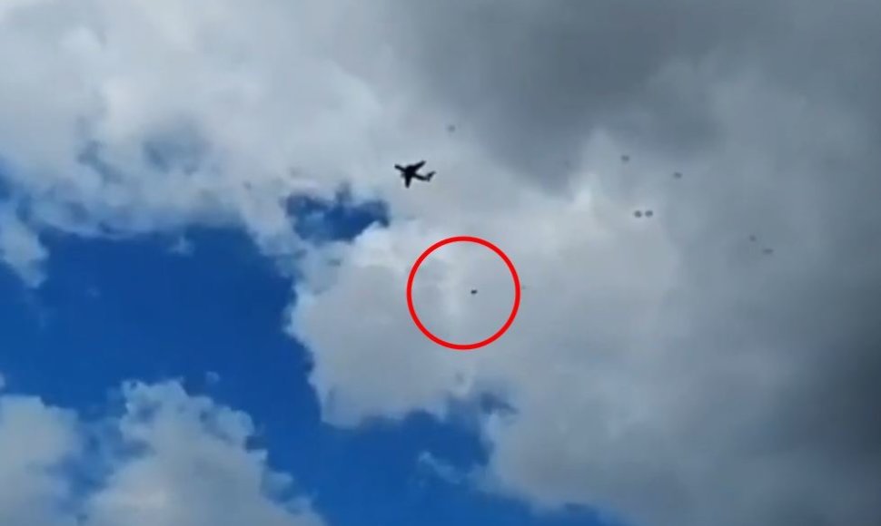 Rusijoje neišsiskleidė desanto kovos mašinų parašiutai
