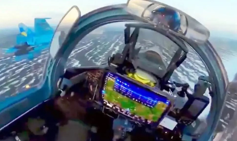 Ukrainos naikintuvo Su-27 piloto kabinoje – „iPad“ planšetė