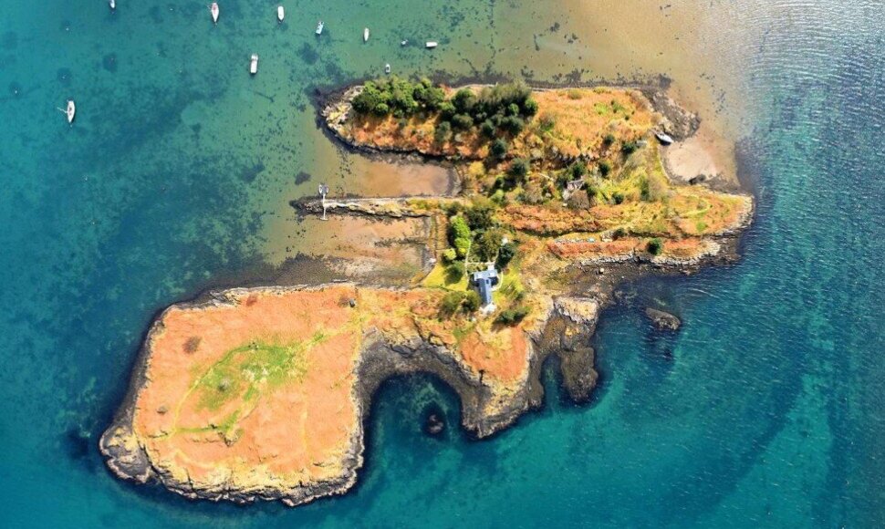Britų pora už 1,5 mln. eurų parduoda privačią salą su savo namais.