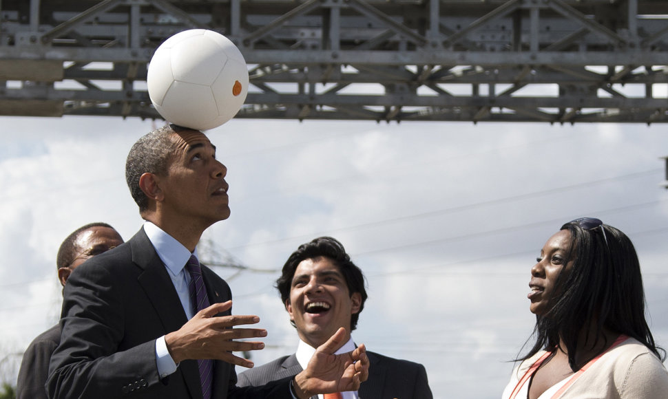 Barackas Obama išbando elektrą gaminantį futbolo kamuolį „Soccket“