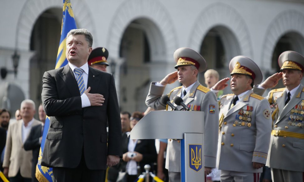 Ukrainos prezidentas Petro Porošenka gieda himną