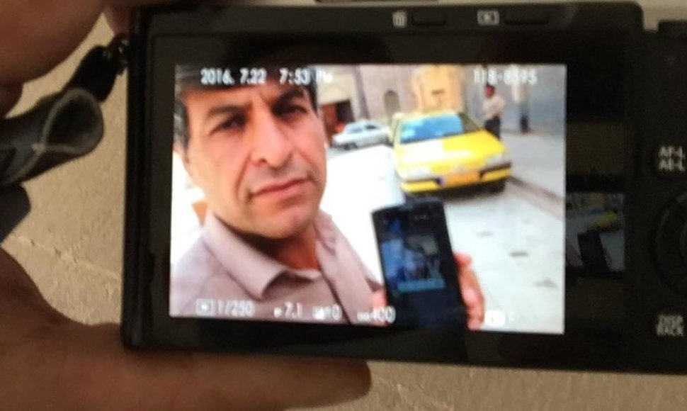 Iranietis taksi vairuotojas rodo pavėžėto lietuvio nuotrauką „WhatsApp“  
