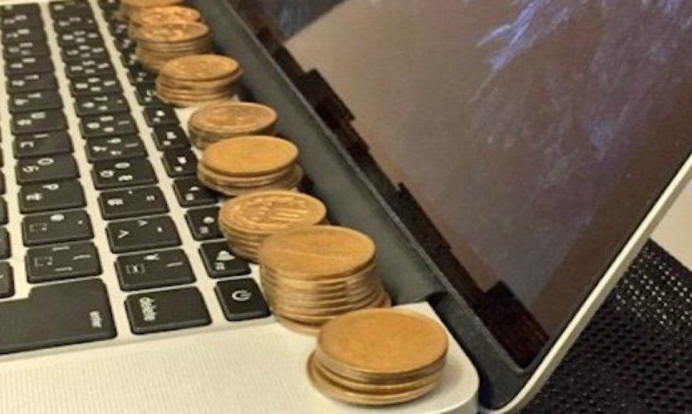 Varinės monetos ant „MacBook“ kompiuterio padeda sumažinti kaitimą