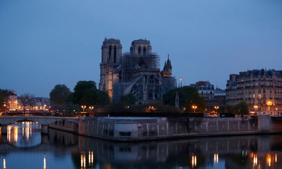 Paryžiaus Dievo Motinos katedra po gaisro