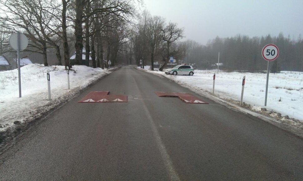 Grėsmę keliantis „gulintis policininkas“
