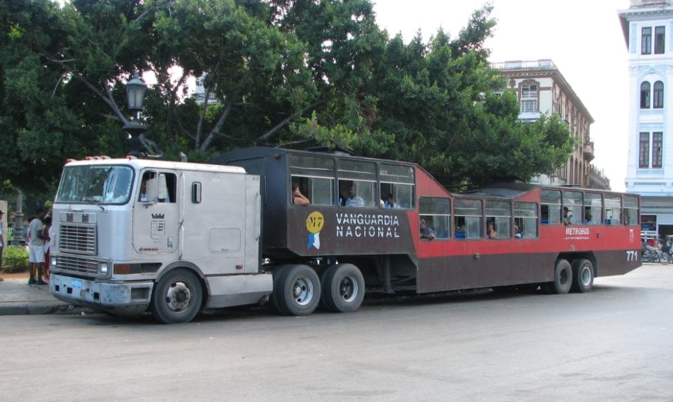 Tokie vilkikų traukiami autobusai važinėja tik Kuboje