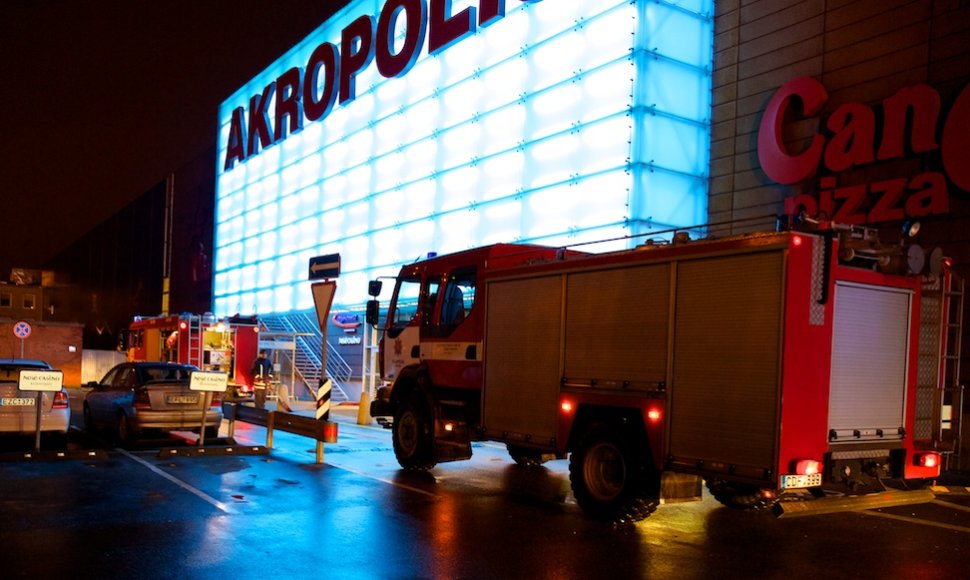 Klaipėdos „Akropolyje“ naktį surengtos ekstremalių situacijų valdymo pratybos. 