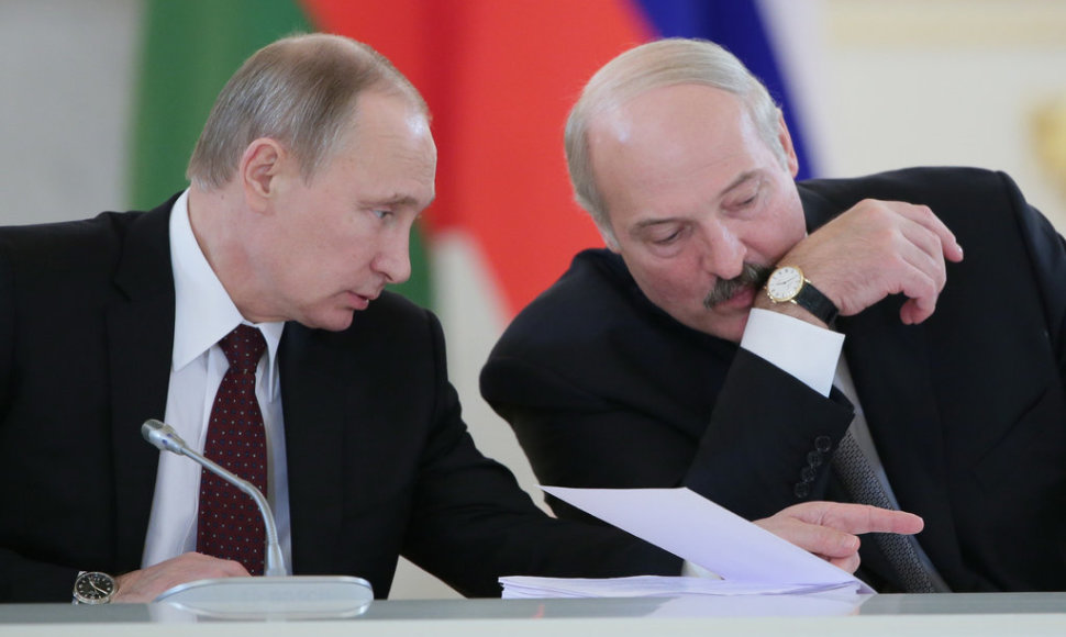 ITAR-TASS: MOSCOW, RUSSIA. DECEMBER 25, 2013. Russia's president Vladimir Putin (L) and Belarusian president Alexander Lukashenko at a meeting of the Russia-Belarus Union State Supreme State Council at Moscow's Kremlin. (Photo ITAR-TASS/ Mikhail Metzel)