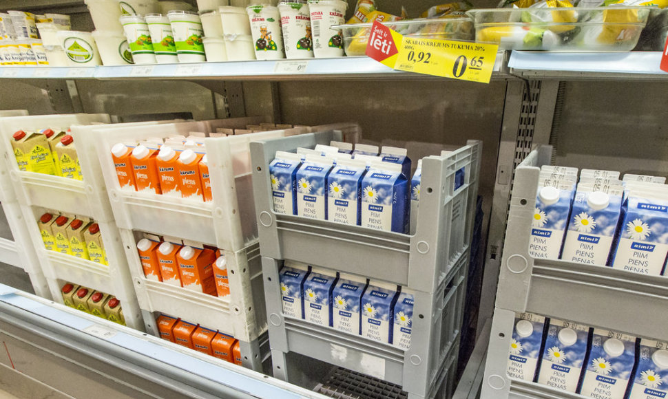Kaubahinnad Riia Alfa keskuse Rimis. Suurem hind on lattides, väiksem eurodes. Eesti mini-Rimis maksis Tere piim 89 senti.