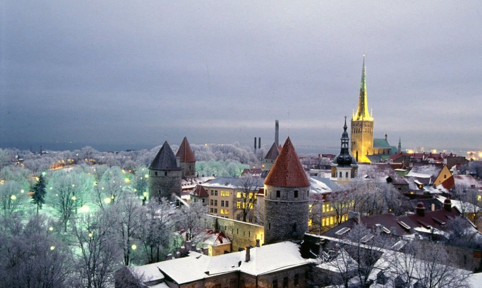 Estai turistus vilioja sniegu.