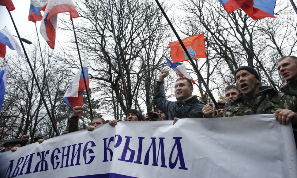People hold flags during a pro-Russian rally outside the Crimean parliament building in Simferopol February 27, 2014. Armed men seized the regional government headquarters and parliament on Ukraine's Crimea peninsula on Thursday and raised the Russian flag in a challenge to the country's new rulers.