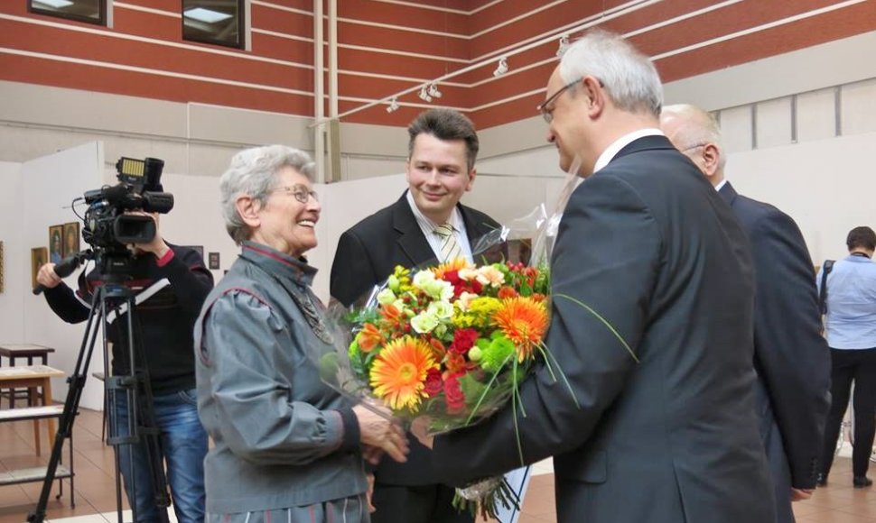 Lenkijos ambasadorius Jaroslavas Čubinskis Vandai Rodovič įteikė gėlių puokštę