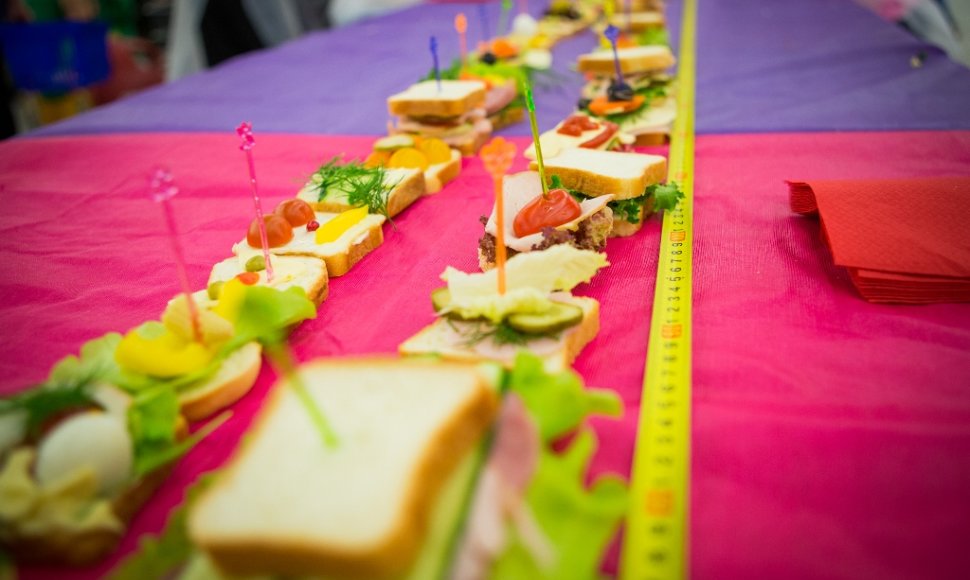 Pasiektas rekordas – vaikai sutepė ilgiausią sumuštinį Lietuvoje.