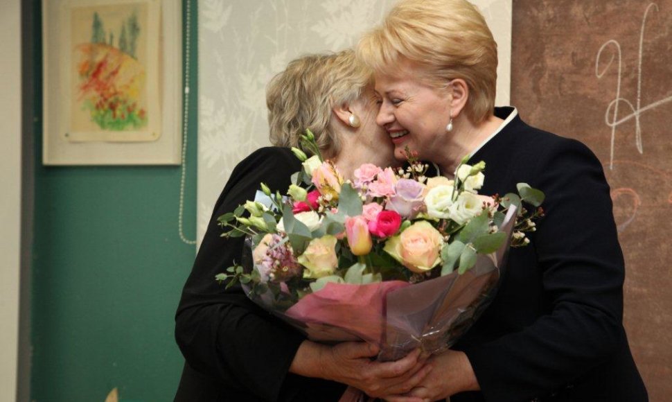 Prezidentė Dalia Grybauskaitė su anglų kalbos mokytoja Stefanija Kasiulaitiene. 