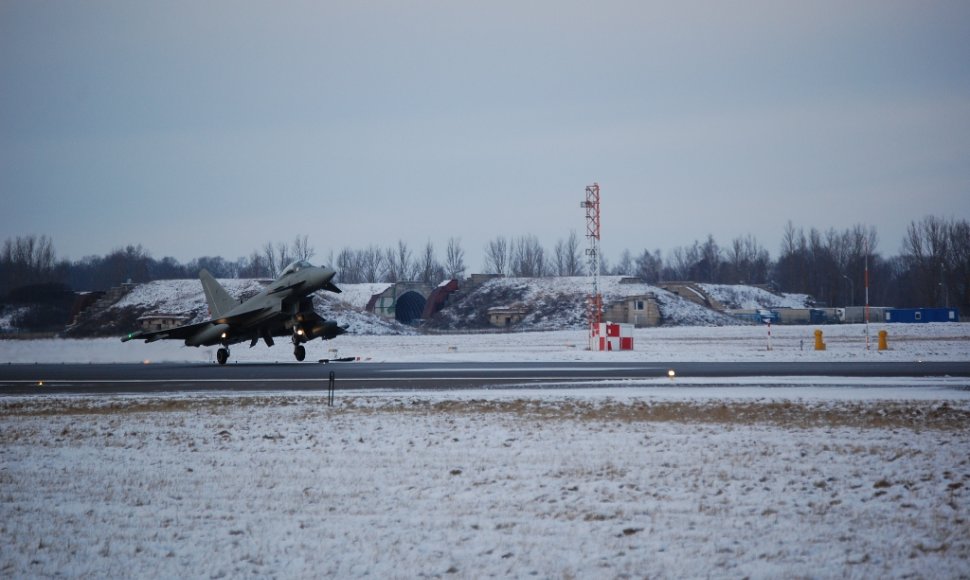 Į Šiaulius atskrido du Italijos karinių oro pajėgų naikintuvai „Eurofighter Typhoon“ ir degalų papildymo lėktuvas „Boeing KC-767A“