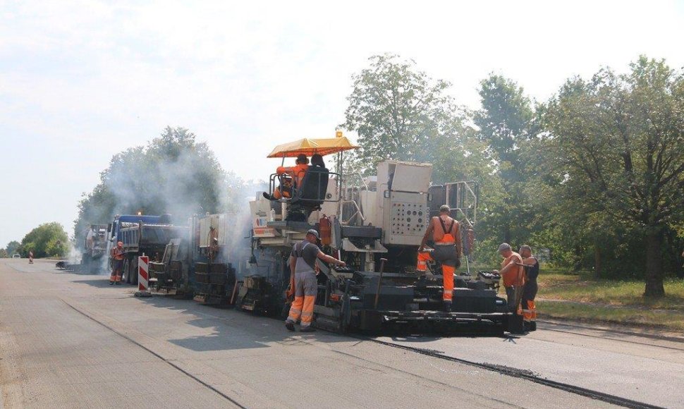Darbininkai kloja asfaltą