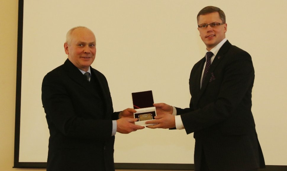 Kauno meras Andrius Kupčinskas prof. habil. dr. Juozui Vidui Gražulevičiui įteikia pirmąją Kauno miesto mokslininko premiją.