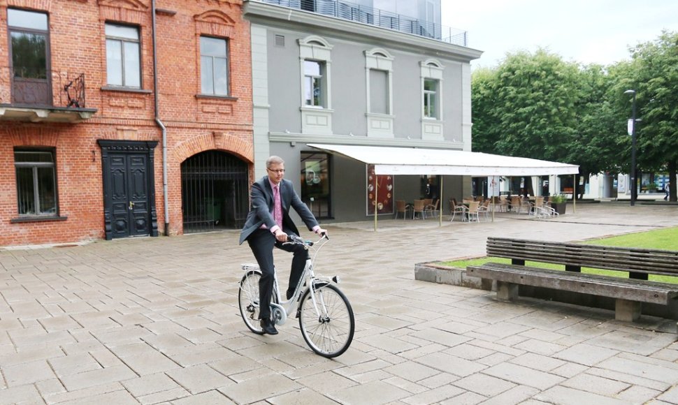 „Mūsų tikslas – kad daugelis kauniečių dviračius naudotų ne tik kaip laisvalaikio, bet ir kaip kasdienio susisiekimo transporto priemonę“, - pabrėžė Kauno vadovas.