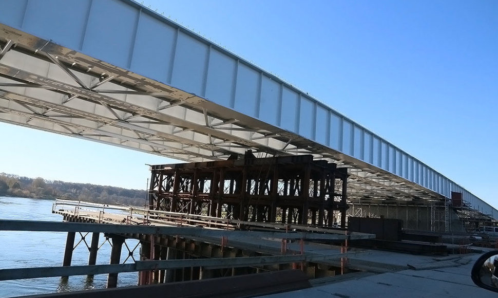 Visą Vėlinių savaitgalį, spalio 31 ir lapkričio 1 bei 2 dienomis, kauniečiams bus sudaryta galimybė naudotis laikinuoju statybiniu Panemunės tiltu per Nemuną. 