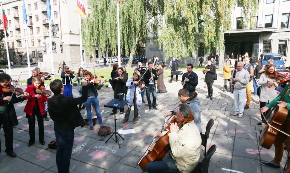 Dešimtąjį sezoną pradedantis Kauno miesto simfoninis orkestras šį pirmadienį surengė improvizuotą flashmob akciją.